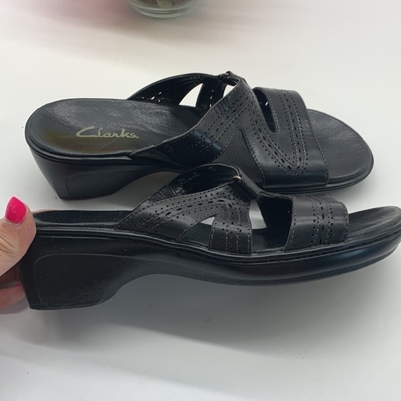 Clark’s Black Leather slip on sandals 2” heel. BSN0878F - Picture 4 of 9